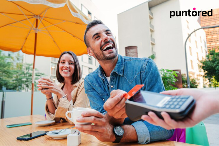 Dos jóvenes realizando pagos digitales en un comercio local de México