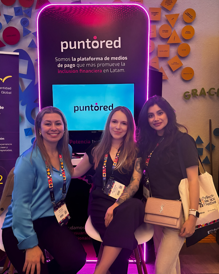 Representantes de Puntored frente al brandeo institucional en el Fintech México Festival 2025