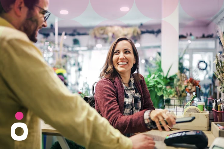 Clientes realizando un pago rápido y seguro en establecimiento Puntored